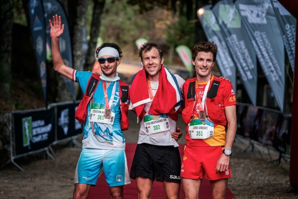 Premiepallen menn: Cristian Minoggio, Stian Angermund og Jordi Sánchez. (Foto: @jsaragossa) Premiepallen menn: Cristian Minoggio, Stian Angermund og Jordi Sánchez. (Foto: @jsaragossa)
