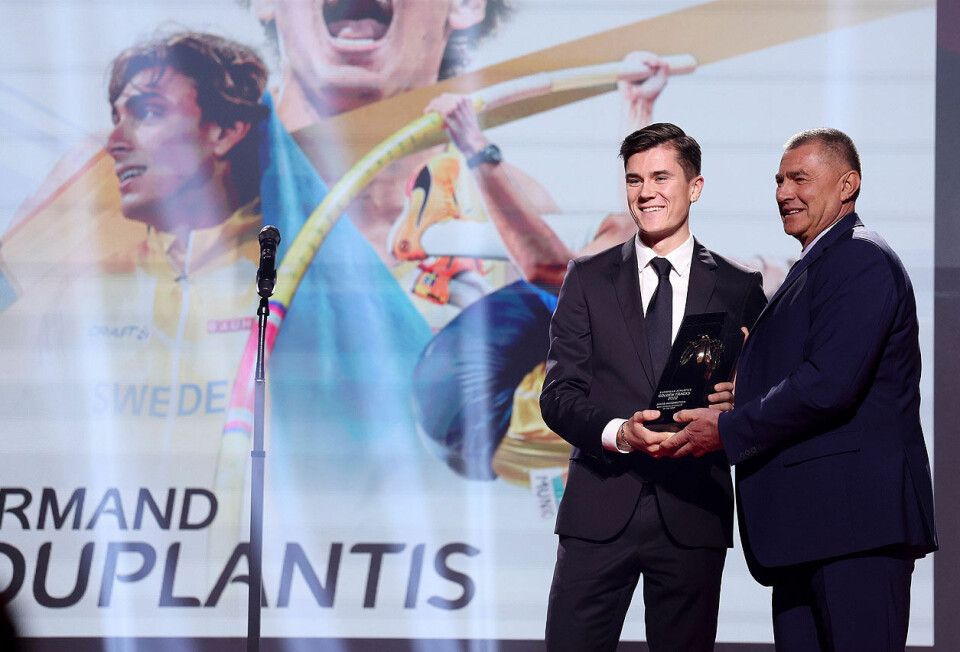 Jakob Ingebrigtsen mottar prisen for beste europeiske friidrettsutøver. Armand Duplantis var ikke til stede, men takket for prisen via videohilsen. (Foto: European Athletics via Getty Images) Jakob Ingebrigtsen mottar prisen for beste europeiske friidrettsutøver. Armand Duplantis var ikke til stede, men takket for prisen via videohilsen. (Foto: European Athletics via Getty Images)