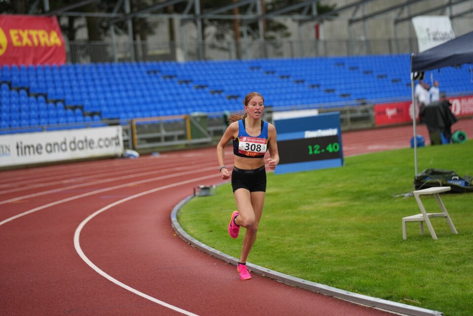 Gull til Esten Hansen Møllerud-Hauen på 3000 m hinder i jr-NM Synne Marie Engebretsen mot mål.jpg