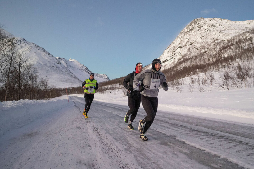 Det var litt lys midt på dagen, så helt mørkt er det ikke i mørketiden. Her tauer Yngvild Kaspersen på Leif Tinus Smith Næss og Johan Nordby, som ble de to beste menn. (Alle foto er hentet fra arrangørens Facebookside) Det var litt lys midt på dagen, så helt mørkt er det ikke i mørketiden. Her tauer Yngvild Kaspersen på Leif Tinus Smith Næss og Johan Nordby, som ble de to beste menn. (Alle foto er hentet fra arrangørens Facebookside)
