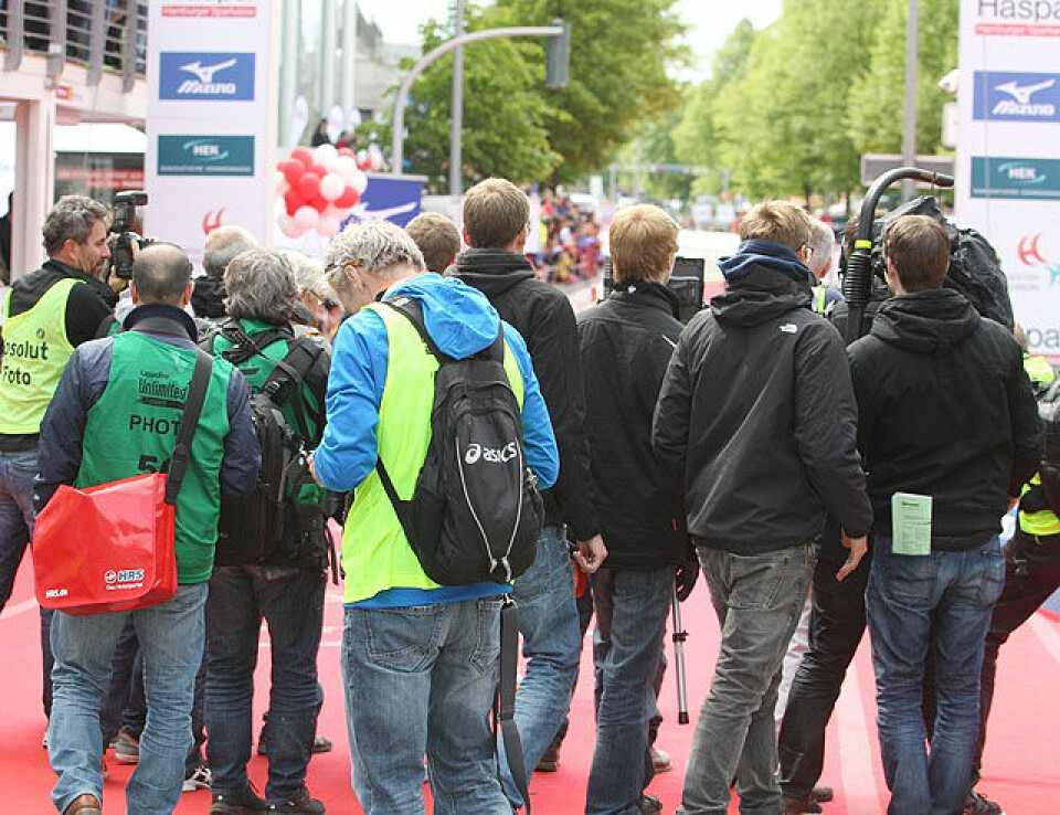 Tre norske klasseseire i Hamburg Prfessen_flokker_seg_rundt_tysker1_A20G7486.jpg