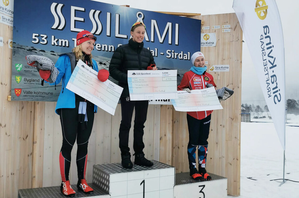 Åsne Salte Håland (til venstre) ble nummer to, Elin Uppstad (midten) vant, mens Kristine Kleppa tok tredjeplassen. (Foto: arrangøren) Åsne Salte Håland (til venstre) ble nummer to, Elin Uppstad (midten) vant, mens Kristine Kleppa tok tredjeplassen. (Foto: arrangøren)