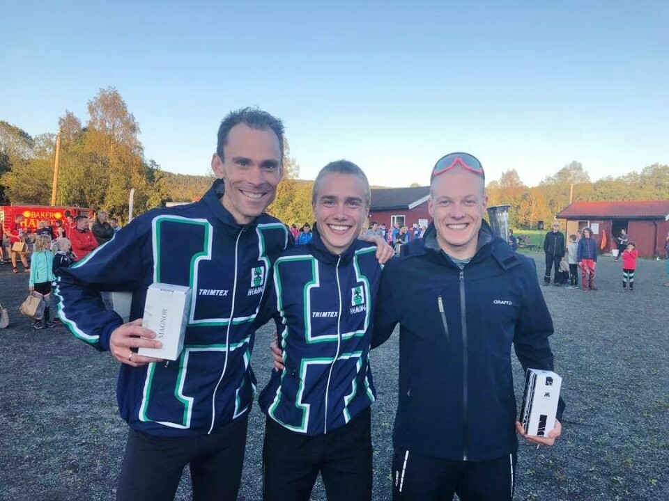 Den suverene vinneren Kasper Fosser sammen med tredjemann Audun Weltzier til venstre og andremann Morten Hansen til høyre. (Privat foto/Morten Hansen) Den suverene vinneren Kasper Fosser sammen med tredjemann Audun Weltzier til venstre og andremann Morten Hansen til høyre. (Privat foto/Morten Hansen)