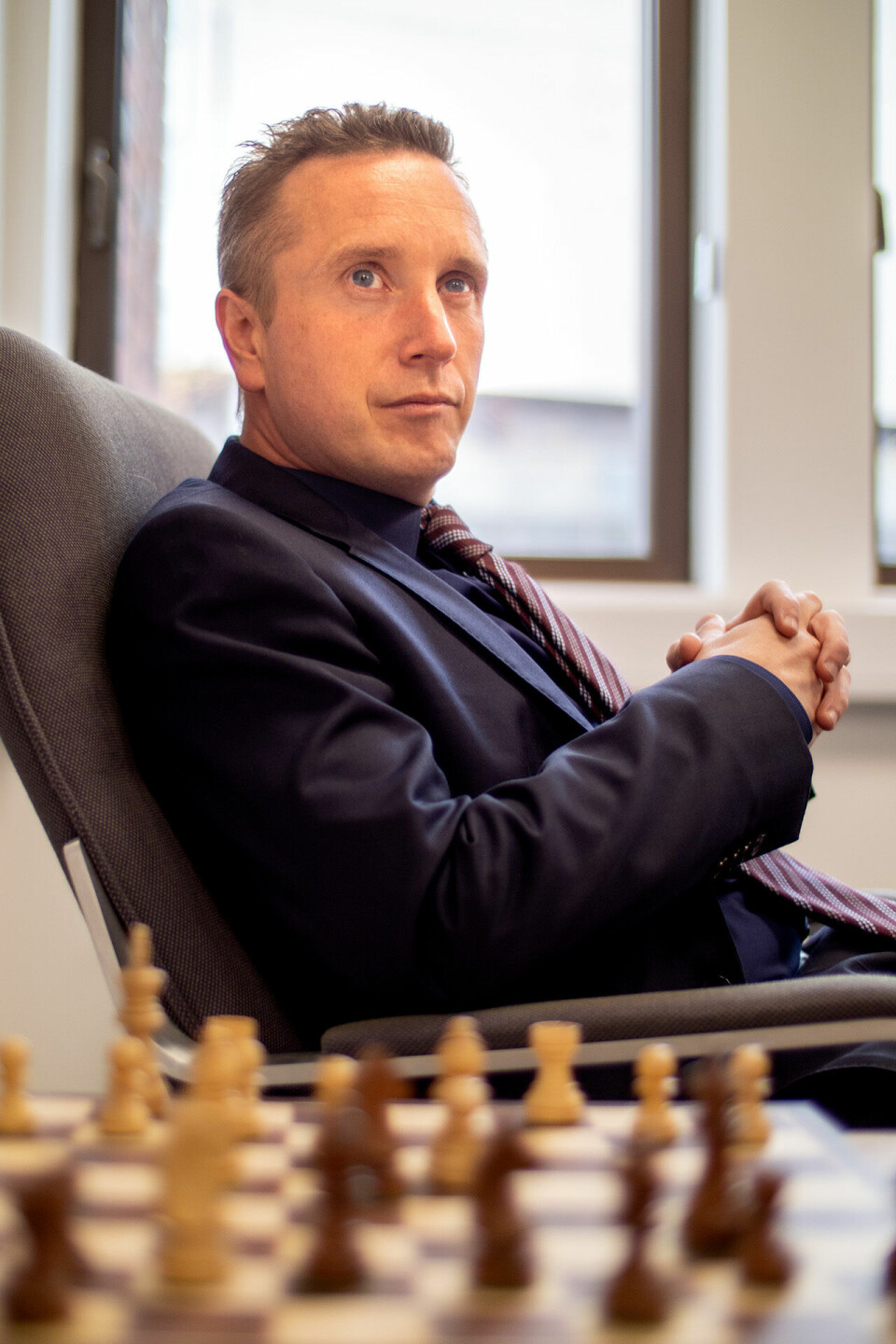 Sjakk-kommmentator Torstein Bae elsker å løpe på klopper Torstein_Bae_managing_partner_Legalis_og_sjakkekspert_NRK_01-foto-Wikipedia_1280.jpg