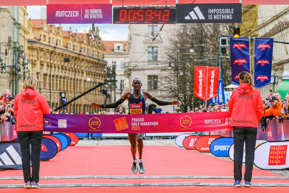 Dobbelt kenyansk da 72 norske løpere fullførte Praha Halvmaraton Roncer-Kipkorir-Konga-foto-Praha-Halvmaraton.jpg