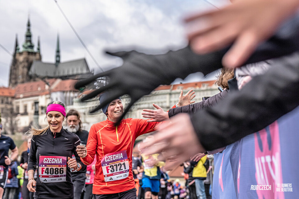 Dobbelt kenyansk da 72 norske løpere fullførte Praha Halvmaraton Heiing.jpg