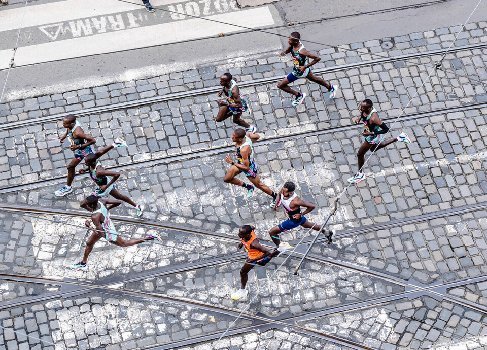 Dobbelt kenyansk da 72 norske løpere fullførte Praha Halvmaraton Herreteten.jpg