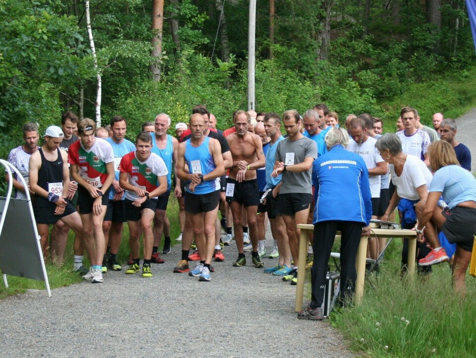 Fra starten på Milslukeren på 12,2 km med den klare vinneren Brage Tokle (9536) som nummer fire fra venstre i bildet. (Foto: Sverre Larsen) Fra starten på Milslukeren på 12,2 km med den klare vinneren Brage Tokle (9536) til venstre i bildet. (Foto: Sverre Larsen)