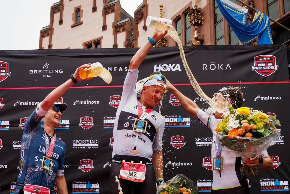 Kristian Blummenfelt kunne feire sammen med britene Kieran Lindars (til venstre)og Gregory Barnaby i Frankfurt søndag. (Foto: Ironman Triathlons facebookside) Kristian Blummenfelt kunne feire sammen med britene Kieran Lindars (til venstre) og Gregory Barnaby i Frankfurt søndag. (Foto: Ironman Triathlons facebookside)