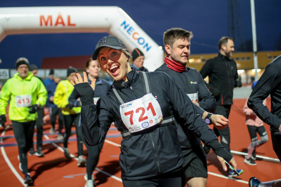 Cecilie Anita Tindeland Higraff tar seg tid til å vinke på vei ut til sin 5 km. (Alle foto: Arne Dag Myking) Cecilie Anita Tindeland Higraff tar seg tid til å vinke på vei ut til sin 5 km. (Alle foto: Arne Dag Myking)
