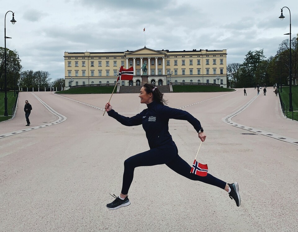 Oslo Maraton-ansatte Emilie Kjustad Hauer i luftig 17. mai-sprang foran slottet. (Foto: Oslo Maraton) Oslo Maraton-ansatte Emilie Kjustad Hauer i luftig 17. mai-sprang foran slottet. (Foto: Oslo Maraton)