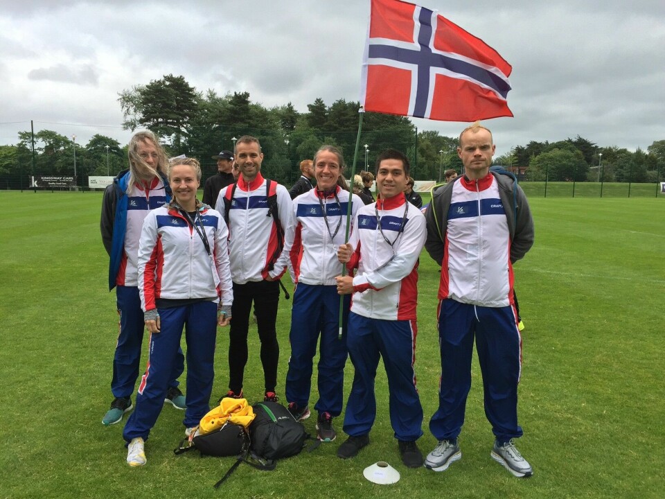 Fire norske løper VM 24-timers i Belfast, start lørdag 13:00 Troppen_før_åpningsseremonien.jpg