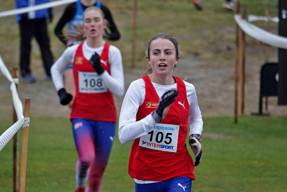 Flott sololøp av Ingeborg Østgård på 3000 m Ingeborg Østgård fra Ren-Eng IL og Norge løper inn til Nordisk Juniormester i terrengløp (Foto: Fredrik Vedvik)