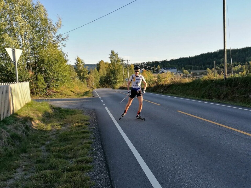Martin Stensrud mot mål ved Hagen grendehus i fjorårets rulleskikarusell i Elverum. Martin Stensrud mot mål ved Hagen grendehus i fjorårets rulleskikarusell i Elverum.