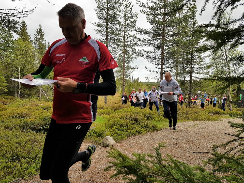 Bedrift o-løp med parstafett i Vangsåsen Frode Haug i tet ut fra start Parstafett 4 etapper.jpg
