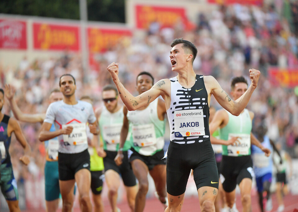 Jakob Ingebrigtsen jubler for seier, pers og europarekord på 1500 m. I bakgrunnen skimter vi en mann til med armene i været - Narve Gilje Nordås som løp under 3.30 for første gang. (Foto: Thomas Windestam for Diamond League AG) Jakob Ingebrigtsen jubler for seier, pers og europarekord på 1500 m. I bakgrunnen skimter vi en mann til med armene i været - Narve Gilje Nordås som løp under 3.30 for første gang. (Foto: Thomas Windestam for Diamond League AG)