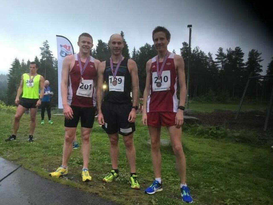 Pallen lang løype. John Chr. Deighan Hanssen vant langløypa med tiden 49.14. Harald Solhaug Næss og Ulrik Hovig fulgte bak på tidene 50.06 og 50.18. Foto: Geir H. Ingeborgrud. Pallen lang løype. John Chr. Deighan Hanssen vant langløypa med tiden 49.14. Harald Solhaug Næss og Ulrik Hovig fulgte bak på tidene 50.06 og 50.18. Foto: Geir H. Ingeborgrud.