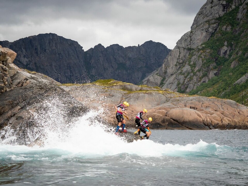 115 deltagere på NM triatlon olympisk distanse i Lofoten Swimrun_ut_i_vannet (1280x960).jpg