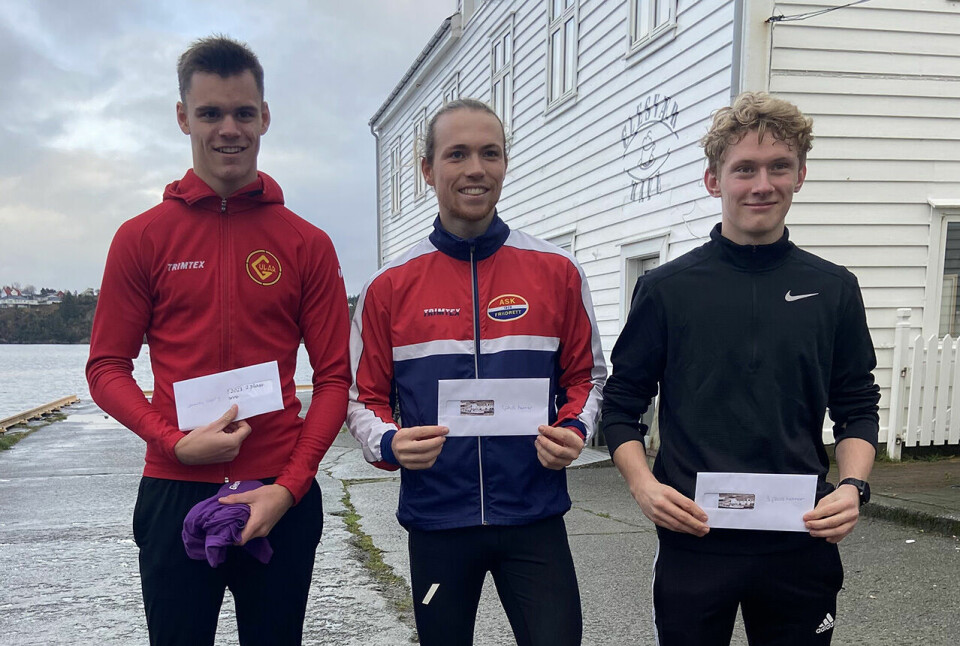 Marius Sørli (midten) vant Glesværløpet og satte samtidig ny løyperekord. På de to neste plassene fulgte Tomas Iversen Skoge og Even Mortensen. (Alle foto: arrangøren/Torhild Kalgraff) Marius Sørli (midten) vant Glesværløpet og satte samtidig ny løyperekord. På de to neste plassene fulgte Tomas Iversen Skoge og Even Mortensen. (Alle foto: arrangøren/Torhild Kalgraff)