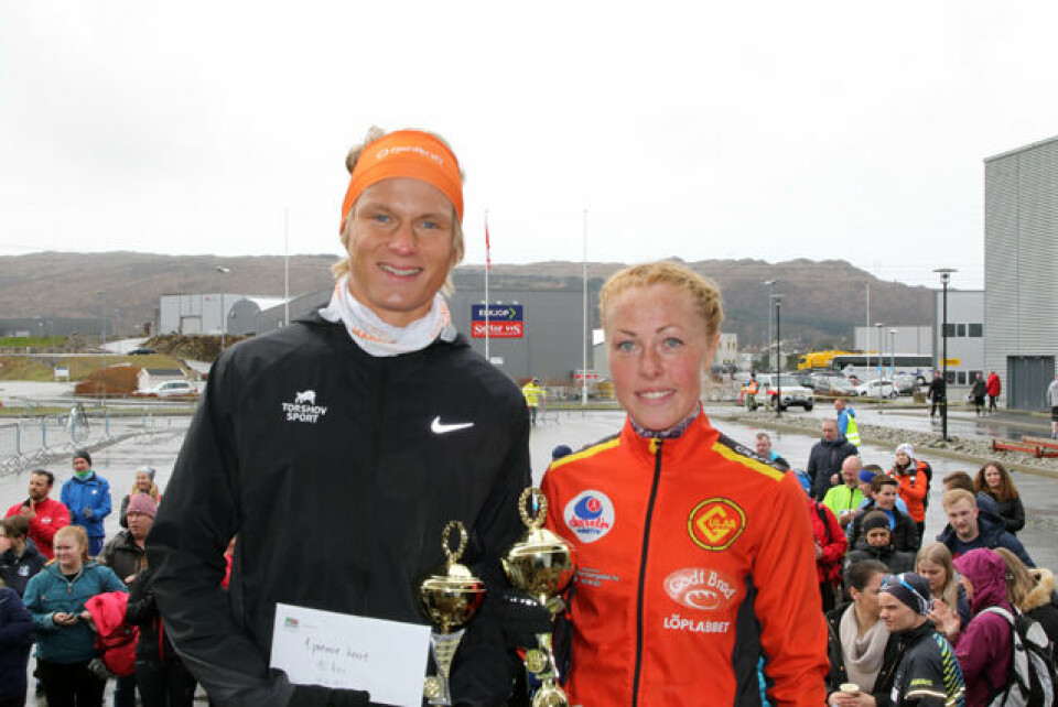 Sondre Øvre-Helland og Eli Anne Dvergsdal med pokal og gavekort Sondre Øvre-Helland og Eli Anne Dvergsdal med pokal og gavekort