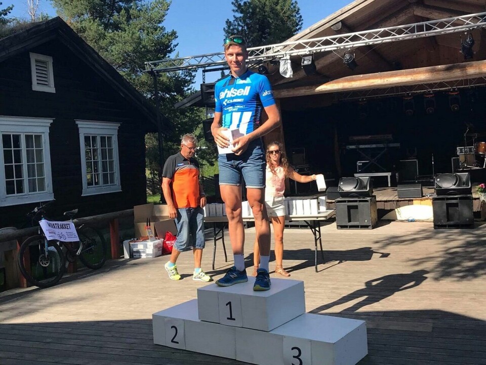 Endelig tok Eirik Fiskvik steget opp toppen av seierspallen i Team Ahlsell Cubes farger. (Foto: Team Ahlsell Cubes Facebookside) Endelig tok Eirik Fiskvik steget opp toppen av seierspallen i Team Ahlsell Cubes farger. (Foto: Team Ahlsell Cubes Facebookside)