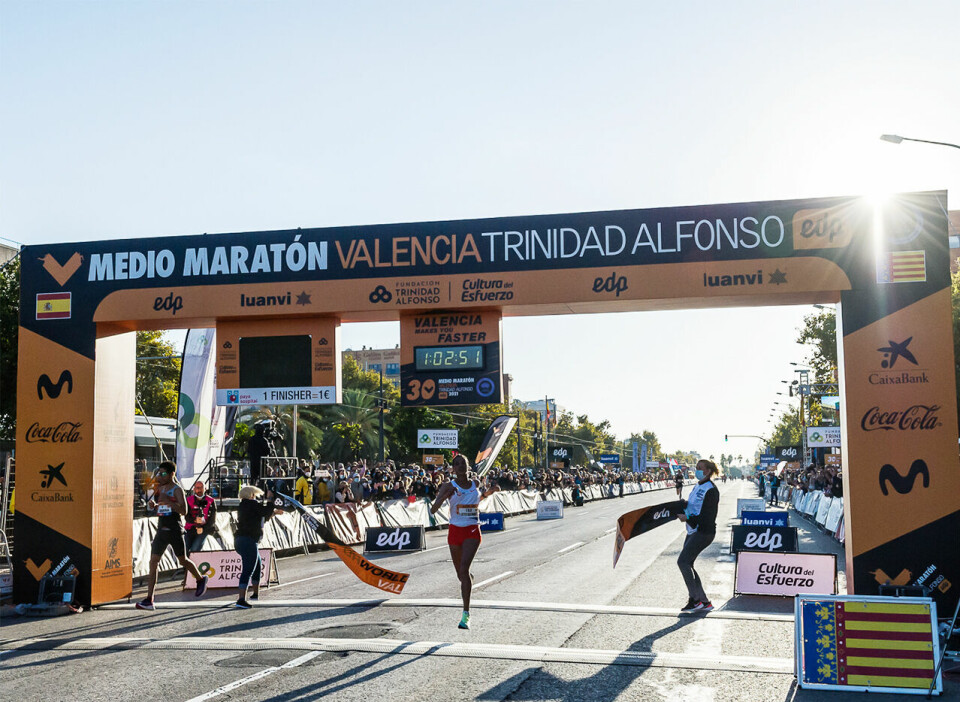 Letesenbet Gidey storma over mål til ei halvmaratontid få trodde var mulig under Valencia Halvmaraton 24. oktober 2021. (Foto: arrangøren) Letesenbet Gidey storma over mål til ei halvmaratontid få trodde var mulig under Valencia Halvmaraton 24. oktober 2021. (Foto: arrangøren)