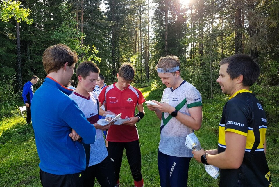 Kveldens kart og løype diskuteres. (Foto: Stein Arne Negård) Kveldens kart og løype diskuteres. (Foto: Stein Arne Negård)