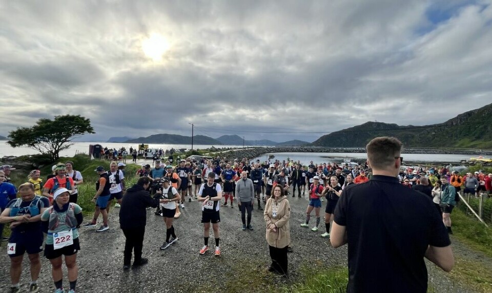 Nærmer seg 08.00 og start i konkurranseklassen, arrangør og ordfører med kloke ord før startskuddet går. Foto: Martin Hauge-Nilsen Nærmer seg 08.00 og start i konkurranseklassen, arrangør og ordfører med kloke ord før startskuddet går. Foto: Martin Hauge-Nilsen