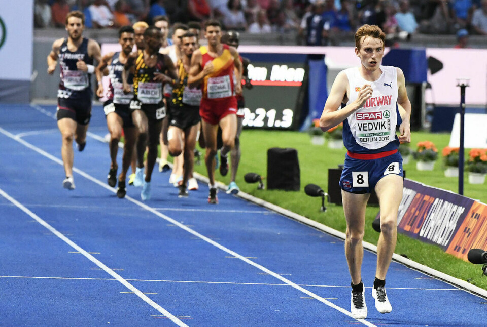 Marius Vedvik held motivasjonen oppe sjølv om vårsesongen ryk Marius Vedvik ble tatt igjen med én runde etter ca. 7000 m. Han var høflig og sprang ut i bane to i god tid slik at teten ikke skulle bli hindra. (Foto: Bjørn Johannessen)