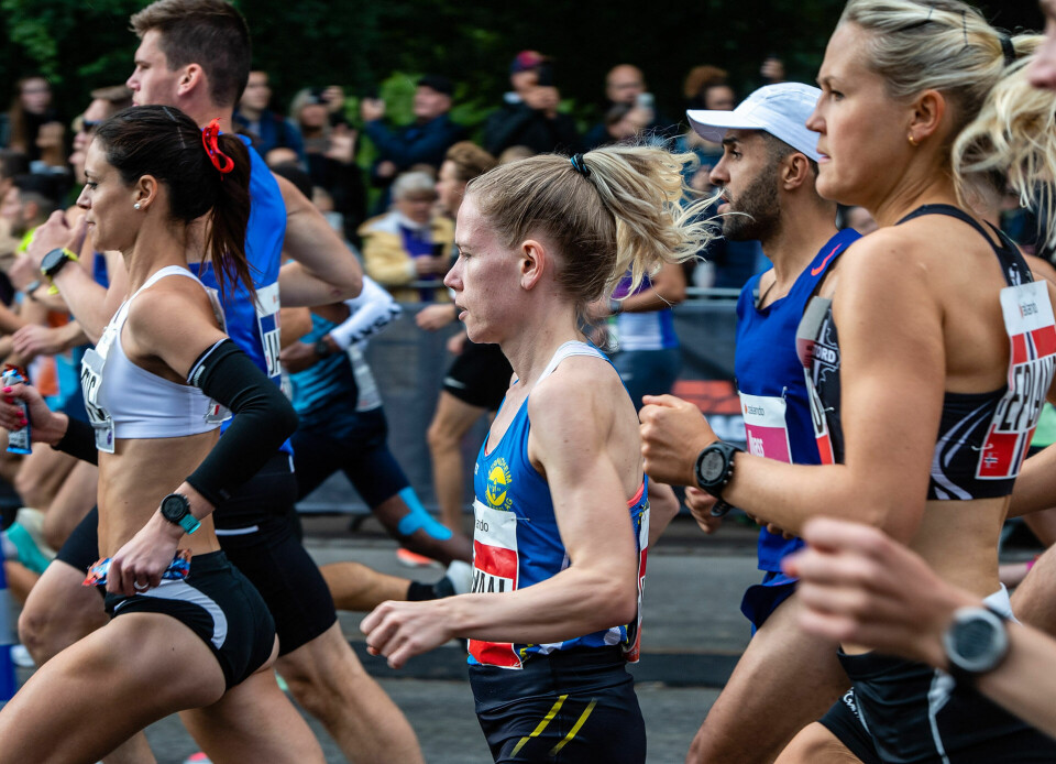 Mest fornøyd: Hanne Maridal løp ut fra start (midt på bildet med Pernilla Epland bak seg) litt usikker på hvordan det skulle gå, og så satte hun en solid pers og ble beste norske. (Foto: arrangøren) Mest fornøyd: Hanne Maridal løp ut fra start (midt på bildet med Pernilla Epland bak seg) litt usikker på hvordan det skulle gå, og så satte hun en solid pers og ble beste norske. (Foto: arrangøren)