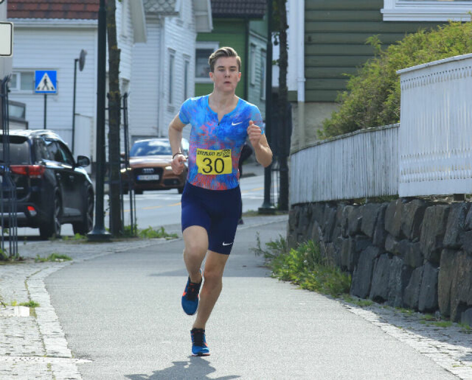 Jakob Ingebrigtsen løper inn til suveren seier og smadrer sin et år gamle løyperekord i Egersund. Foto: Knut Ro Sørensen. Jakob Ingebrigtsen løper inn til suveren seier og smadrer sin et år gamle løyperekord i Egersund. Foto: Knut Ro Sørensen.