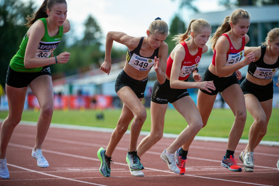 UM 2020: Malin Hoelsveen (J15) og Andreas Fjeld Halvorsen (G15) vant 2000 meter J15_2000m_start_DSC0202.jpg