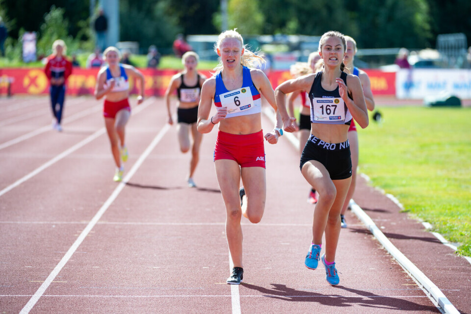 UM 2020: Malin Hoelsveen (J15) og Andreas Fjeld Halvorsen (G15) vant 2000 meter J15_2000m_Amalie Melby Arnesen (6)_spurt_DSC0236.jpg