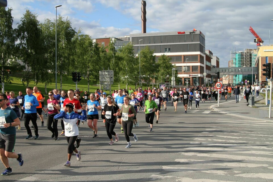 1300 løpere deltok på mila under Midnight Sun Marathon 1300 løpere deltok på mila under Midnight Sun Marathon