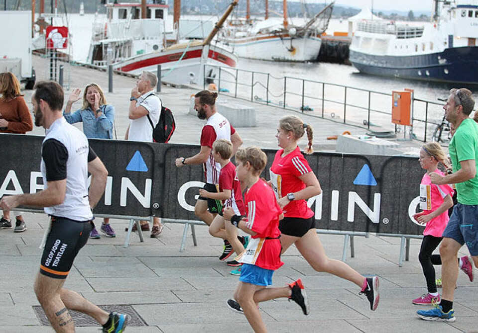 Løperfesten Oslo Maraton startet med 3 km fredag kveld Starten_loepere_og_havna_A20G4672.jpg