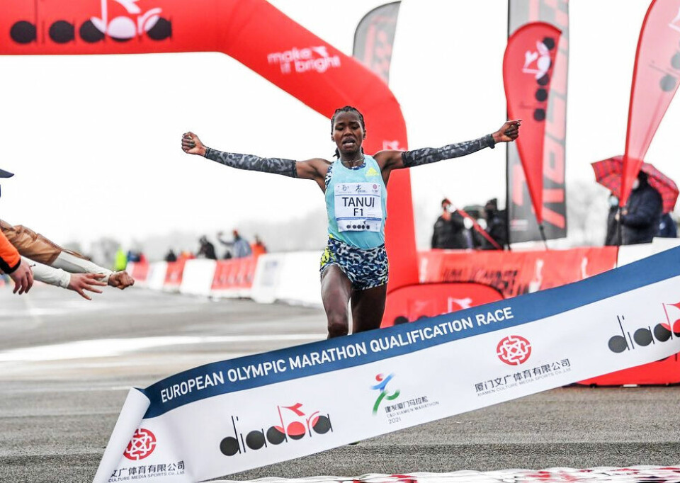 Angela Tanui fra Kenya skulle nok gjerne løpt 9 sekunder fortere, men kunne glede seg over seieren, 2.20.08 og pers med over 5 minutter. (Foto: Tuscany Training Camp) Angela Tanui fra Kenya skulle nok gjerne løpt 9 sekunder fortere, men kunne glede seg over seieren, 2.20.08 og pers med over 5 minutter. (Foto: Tuscany Training Camp)