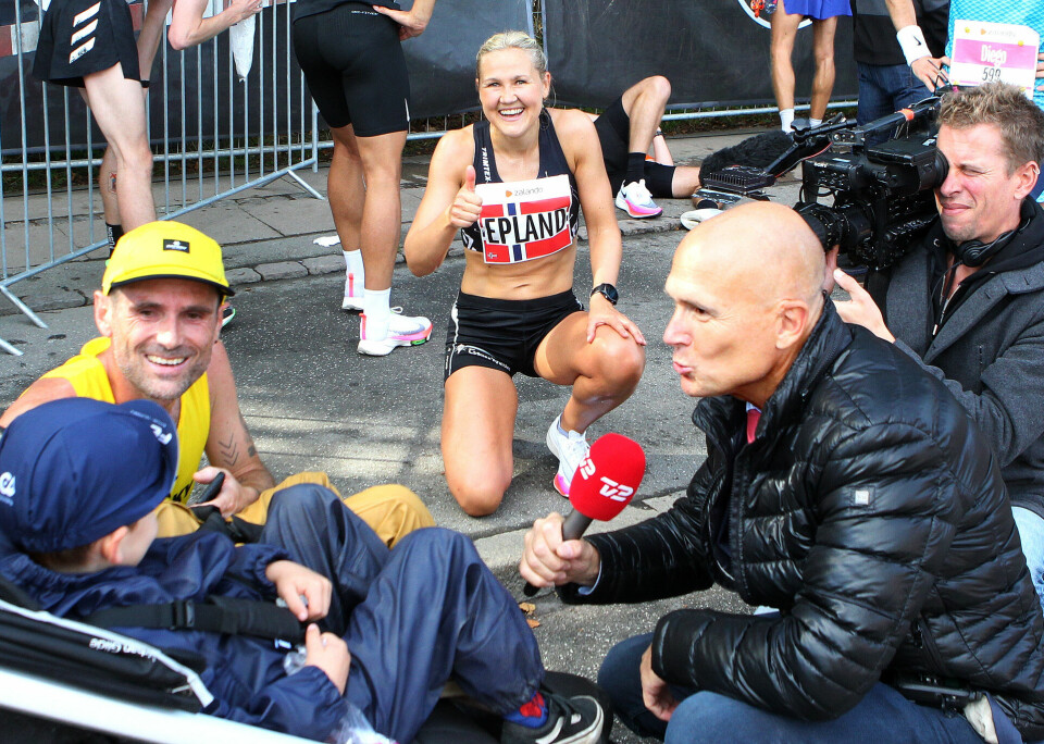 Et ras av rekorder i Copenhagen Half, men norgesrekorden overlevde Pernilla_Epland_TV2-reportere_trillevognkjoerer_A20G2747.jpg