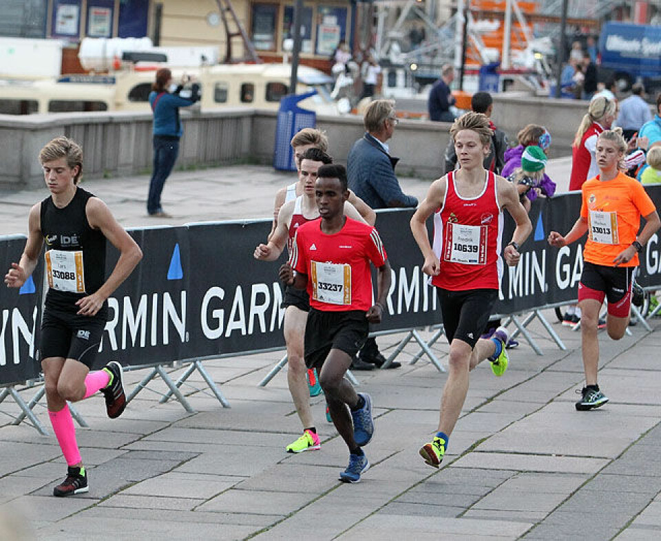Løperfesten Oslo Maraton startet med 3 km fredag kveld Start_de_seks_foerste_A20G4582.jpg