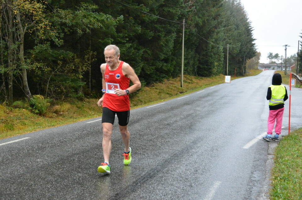 Inge Asbjørn Haugen fra Hornindal IL løp på årsbeste og kunne notere seg for sin maraton nummer 622. (Foto: Romsdal 5/10/halv) Inge Asbjørn Haugen fra Hornindal IL løp på årsbeste og kunne notere seg for sin maraton nummer 622. (Foto: Romsdal 5/10/halv)