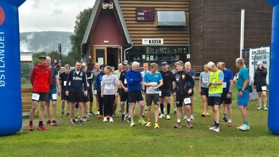 30 løpere klare til start kl 10:00 lørdag med løpets primus master, Sverre Grønvold, som master i gult. (Foto: arrangøren) 35 løpere klare til start kl 10:00 lørdag med løpets primus motor, Sverre Grønvold, som master i gult. (Foto: arrangøren)