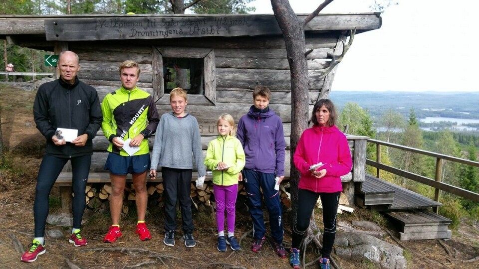 Fornøyde klassevinnerne etter årets motbakkeløp (fra v.): Rune Lund, Hans Martin Bue, Gunnar Verva, Tindra Nybråten Gerhardsen, Gro Strand og Hanne Øiset Nygårdseter. (Foto fra Dronningens Utsikts facebookside) Fornøyde klassevinnerne etter årets motbakkeløp (fra v.): Rune Lund, Hans Martin Bue, Gunnar Verva, Tindra Nybråten Gerhardsen, Gro Strand og Hanne Øiset Nygårdseter. (Foto fra Dronningens Utsikts facebookside)