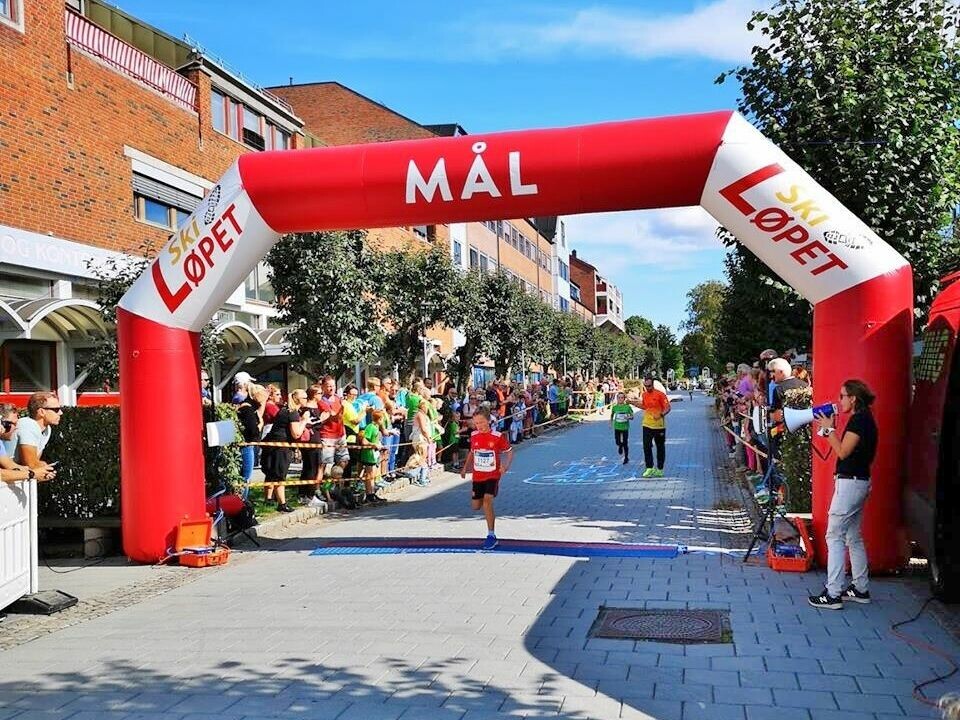 Fra målgangen på 5 km i Ski sentrum. (Arrangørfoto) Fra målgangen på 5 km i Ski sentrum. (Arrangørfoto)