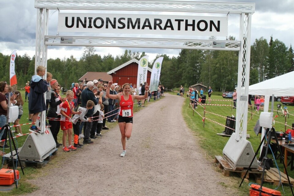 Mari Gjølberg Ålerud løper inn til seier og ny løyperekord i Unionsmarathon. (Foto: Olav Engen) Mari Gjølberg Ålerud løper inn til seier og ny løyperekord i Unionsmarathon. (Foto: Olav Engen)