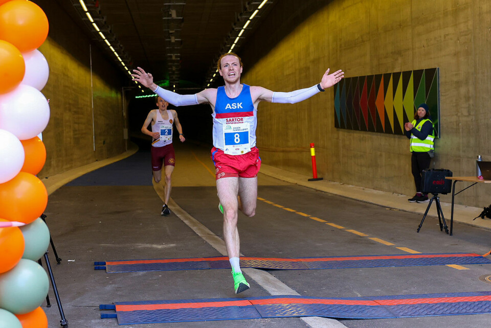 Marius Sørli kommer først tilbake til tunnellmunningen og slår Marius Vedvik på 5 km. (Alle foto: Arne Dag Myking) Marius Sørli går i mål foran Marius Vedvik