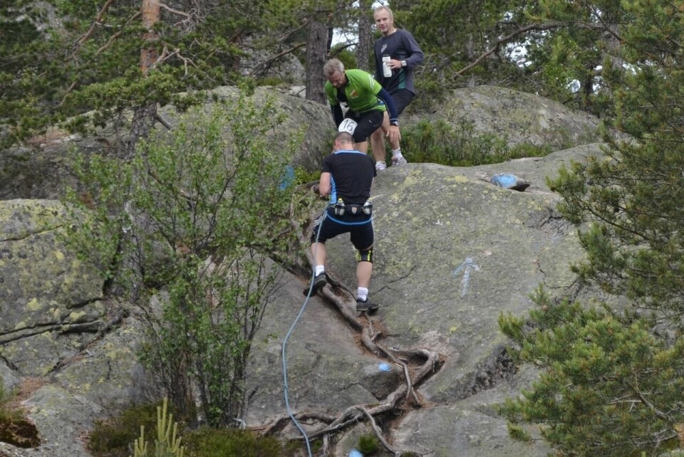 På vei opp til Skuggenatten er det også et parti der mange tar hjelp av et tau for å komme opp. (Arrangørfoto) På vei opp til Skuggenatten er det også et parti der mange tar hjelp av et tau for å komme opp. (Arrangørfoto)