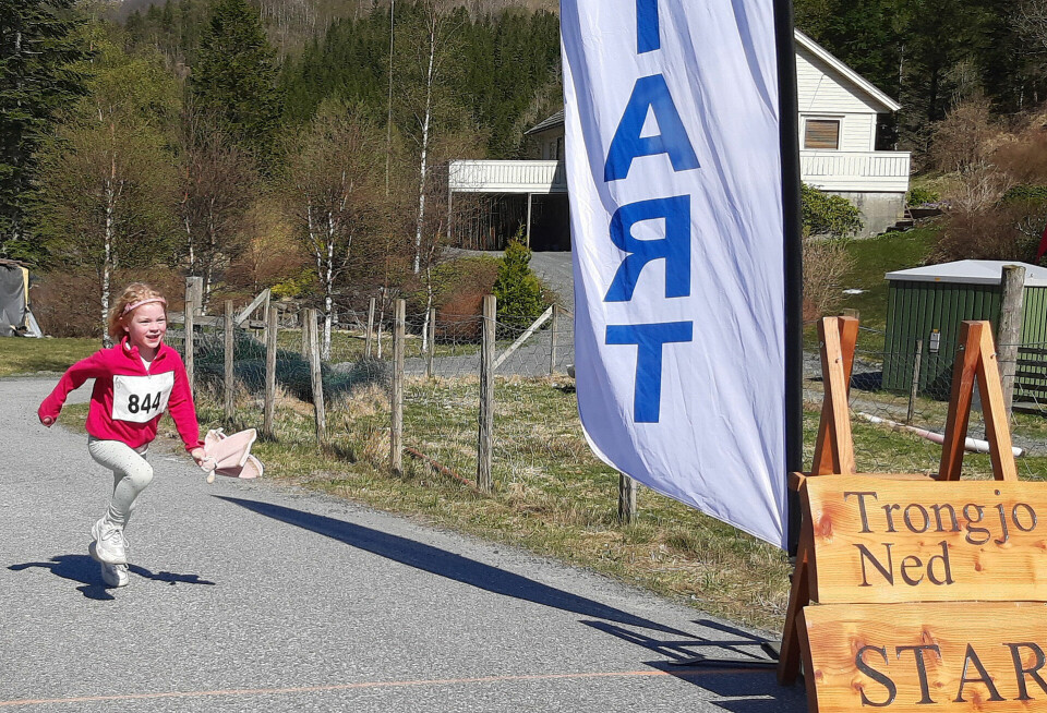 Barneløpet til Trongjo Opp har mål der 2,2 km starter, her med Henny Klungland Litlehamar, snart 6 år, mot mål i fin fart. (Foto: Olav Samland) Barneløpet til Trongjo Opp har mål der 2,2 km starter, her med Henny Klungland Litlehamar, snart 6 år, mot mål i fin fart. (Foto: Olav Samland)