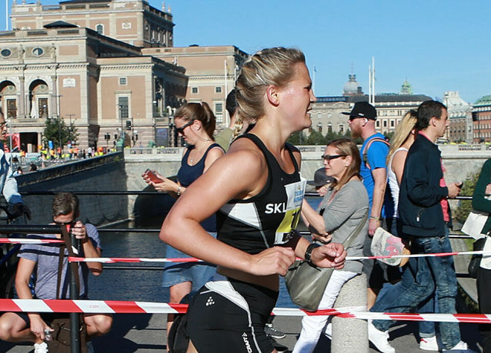 Beste norske: Pernilla Epland passerer etter 12 km start og målområdet. I bakgrunnen ser vi operaen og broa hvor løperne stilte opp til start og hvor det også er målgang. (Foto: Kjell Vigestad) Beste norske: Pernilla Epland passerer etter 12 km start og målområdet. I bakgrunnen ser vi operaen og broa hvor løperne stilte opp til start og hvor det også er målgang. (Foto: Kjell Vigestad)