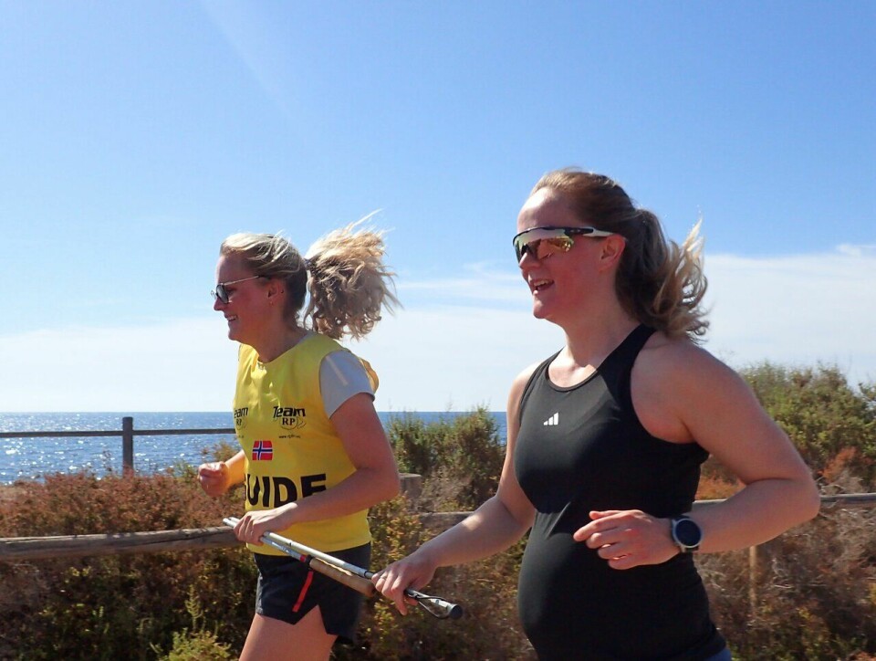 Synshemningen retinitis pigmentosa er ikke til hinder for fysisk aktivitet og trening Aurora Brynildsen (i gult) og Åsne Karolius Lysberg på treningsleir til Spania med SK Vidar og Team RP
