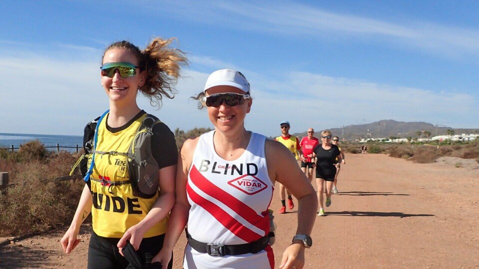 Synshemningen retinitis pigmentosa er ikke til hinder for fysisk aktivitet og trening Stine Marie Dæhli (t.v) er ledsager for Elin Stavnes på treningsleir til Spania med SK Vidar og Team RP