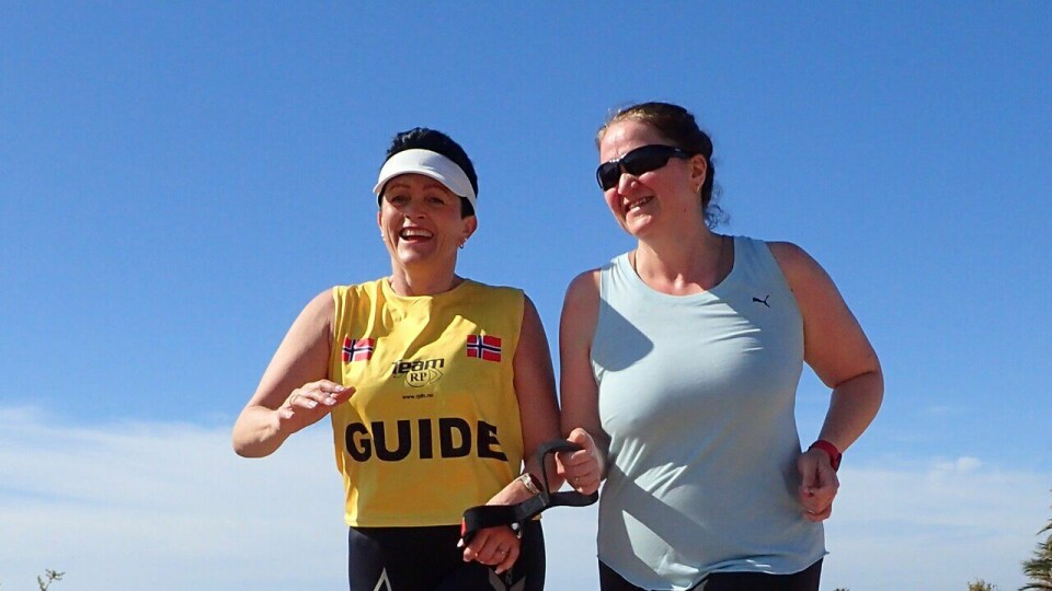Synshemningen retinitis pigmentosa er ikke til hinder for fysisk aktivitet og trening Gry Ånesland ledsager Anne Berit Gravvold på treningsleir til Spania med SK Vidar og Team RP